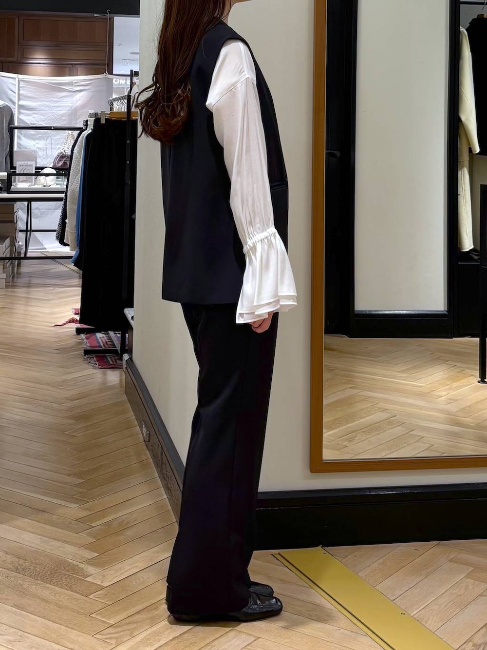 ブラック系のローファー、ホワイト系のシャツ/ブラウス、ブラック系のスーツセットを着用したレディースの冬コーディネートの4枚目の写真