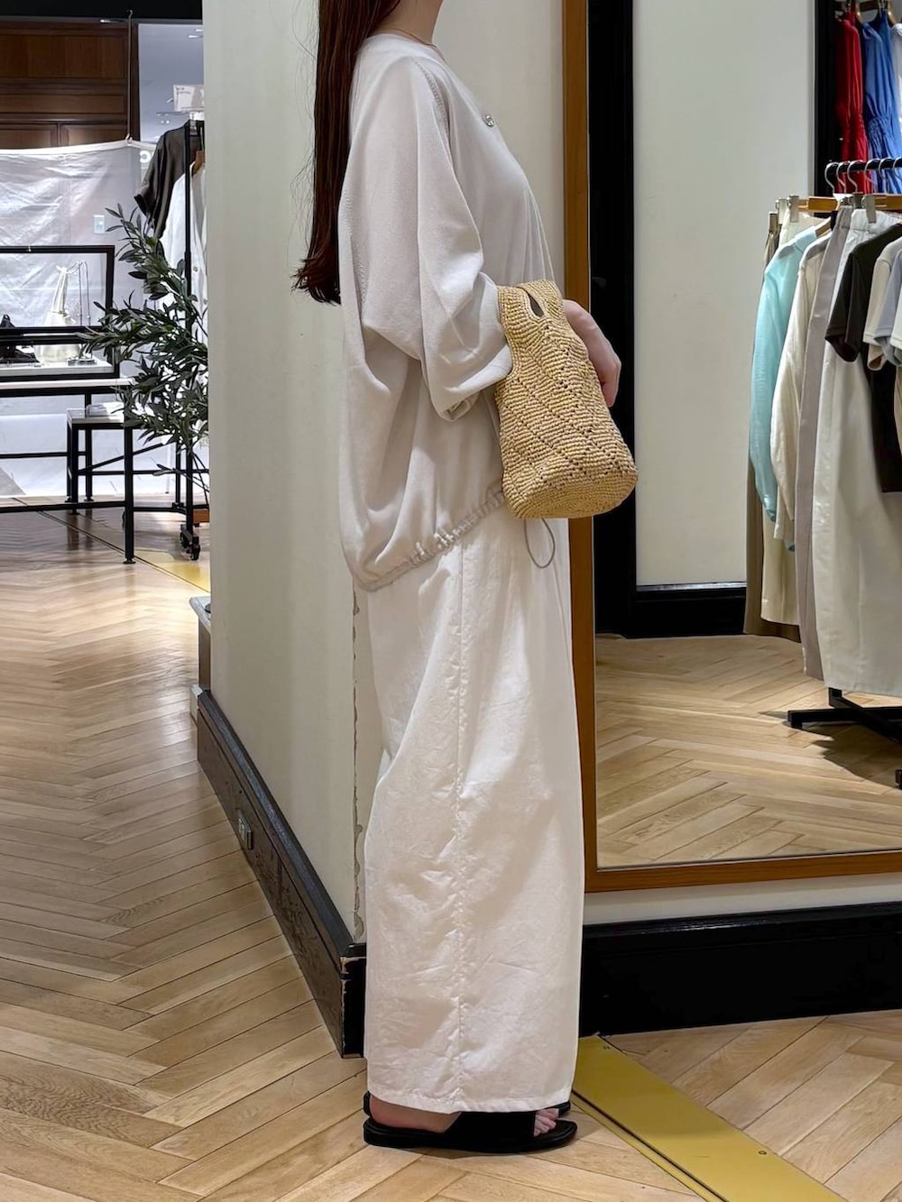 グレー系のカーディガン/ボレロ、ホワイト系のその他パンツ、ブラック系のサンダルを着用したレディースの春コーディネートの2枚目の写真