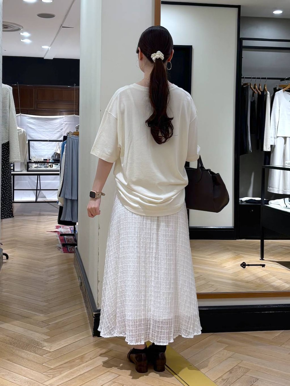 ブラウン系のローファー、ブラック系のショルダーバッグ、ブルー系のTシャツ/カットソーを着用したレディースの春コーディネートの4枚目の写真