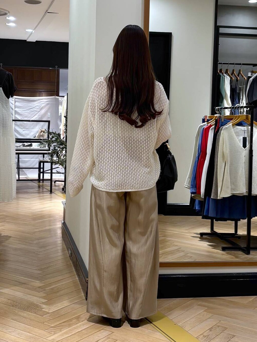 ブラック系のローファー、ベージュ系のその他パンツ、ブラック系のショルダーバッグを着用したレディースの春コーディネートの4枚目の写真