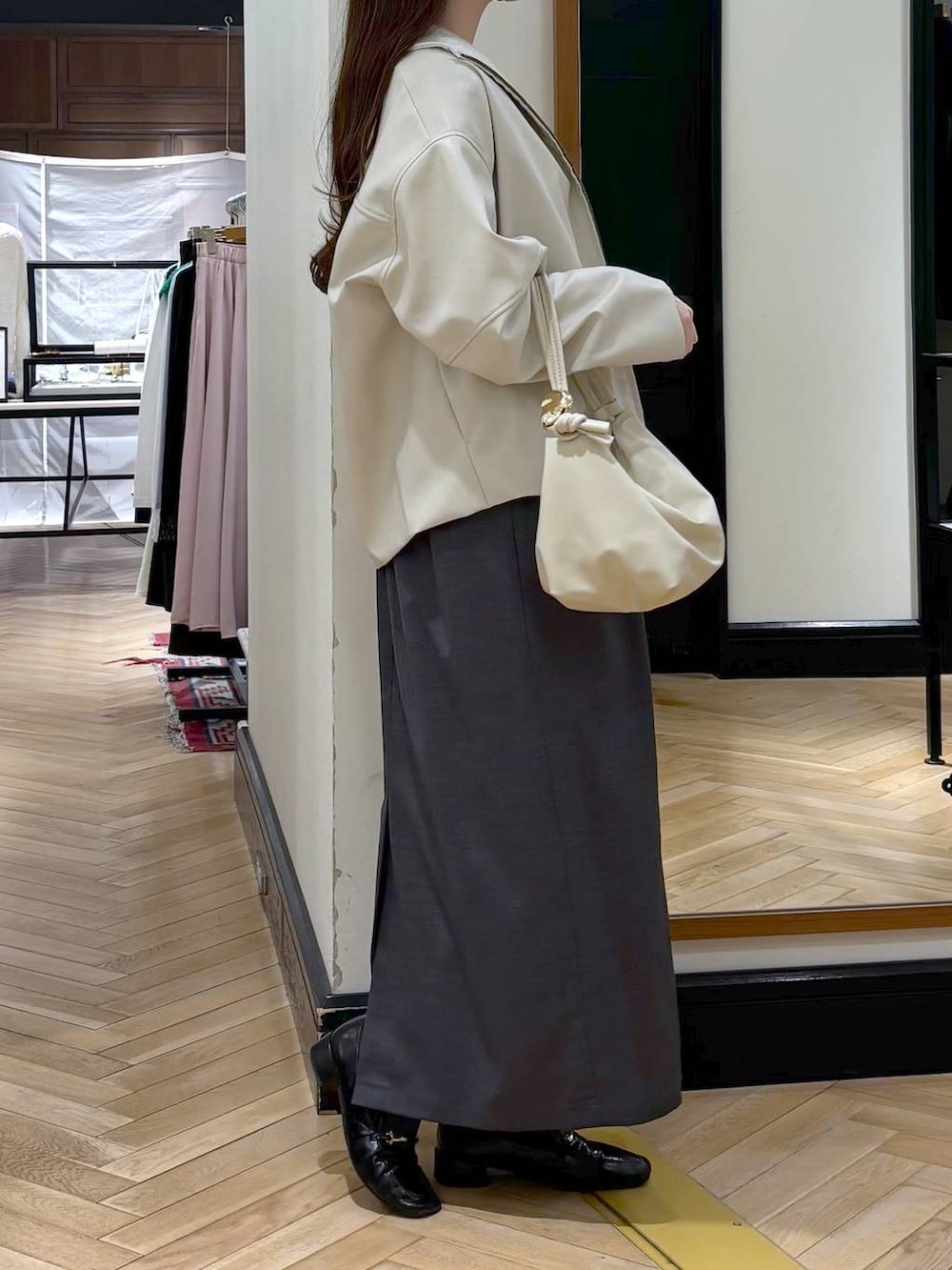 ブラック系のローファー、ホワイト系のブルゾン、グレー系のワンピースを着用したレディースの春コーディネートの2枚目の写真