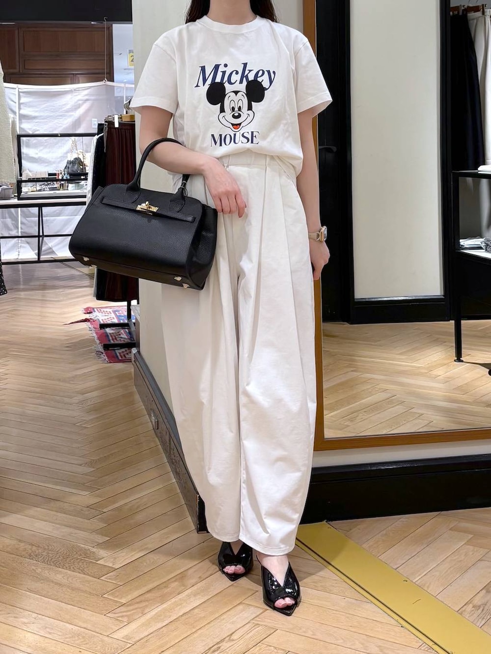 ブルー系のノーカラージャケット、ブラック系のショルダーバッグ、ブラック系のサンダルを着用したレディースの春コーディネートの5枚目の写真