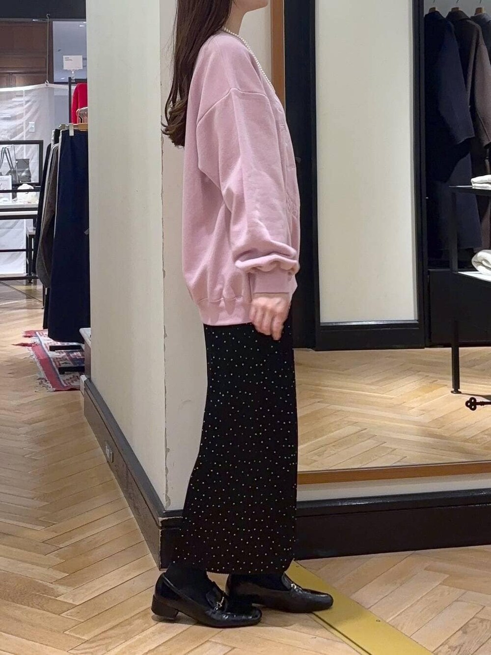 ブラック系のローファー、その他のスカート、ピンク系のスウェットを着用したレディースの秋コーディネートの2枚目の写真