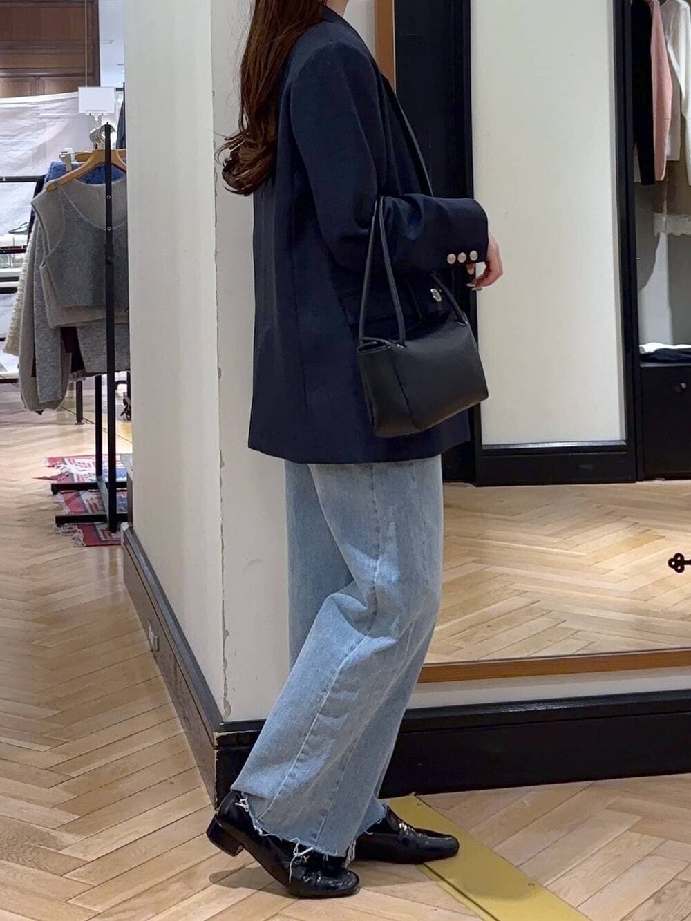 ブラック系のローファー、ブルー系のデニムパンツ、ブルー系のテーラードジャケットを着用したレディースの冬コーディネートの3枚目の写真