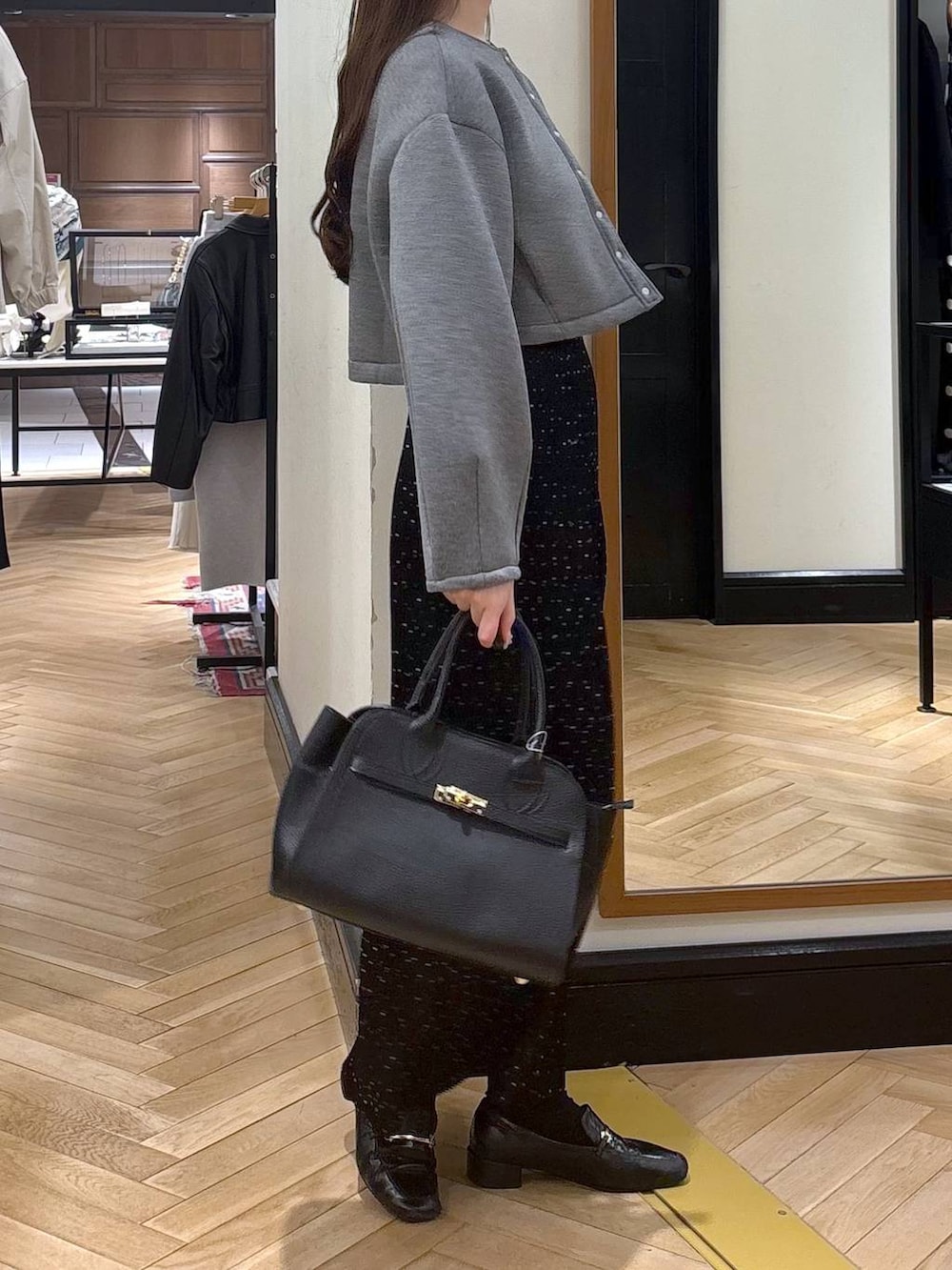 ブラック系のローファー、その他のスカート、グレー系のノーカラージャケットを着用したレディースの春コーディネートの2枚目の写真