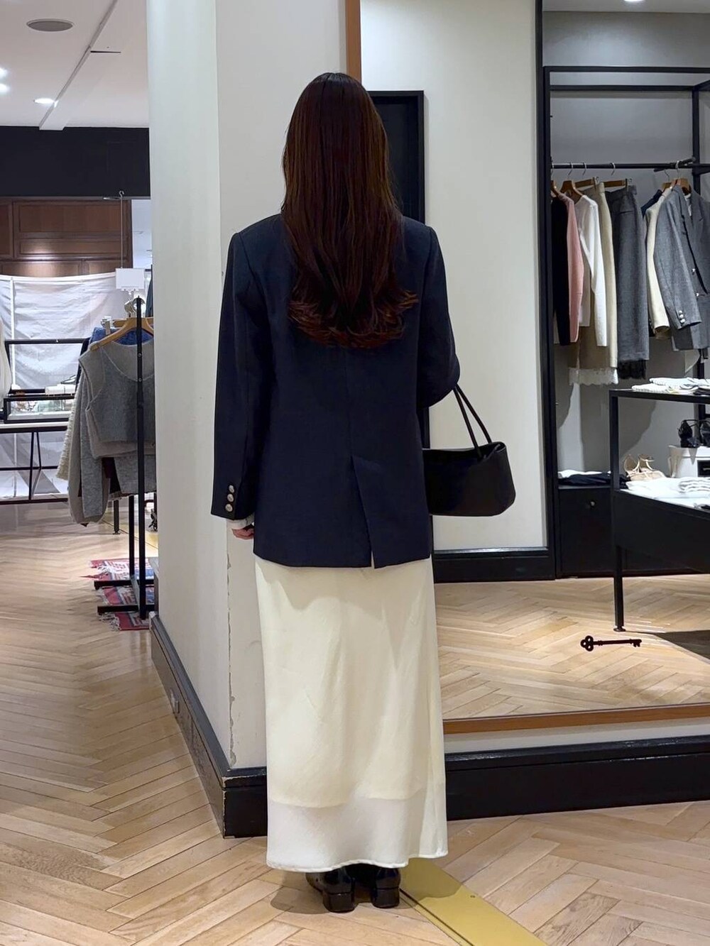 ブラック系のローファー、ブルー系のテーラードジャケット、ホワイト系のTシャツ/カットソーを着用したレディースの冬コーディネートの4枚目の写真