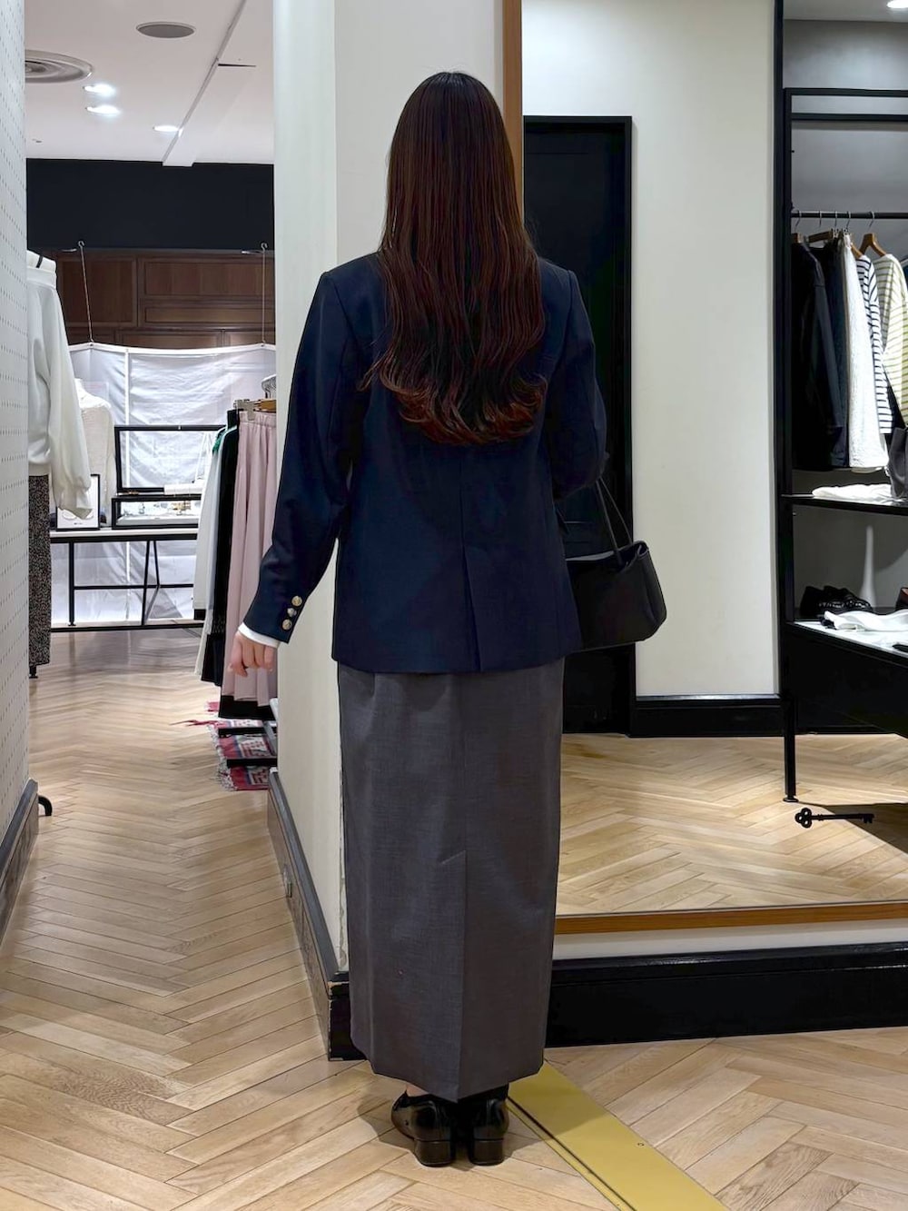 ブラック系のローファー、ベージュ系のテーラードジャケット、ブラック系のショルダーバッグを着用したレディースの春コーディネートの4枚目の写真