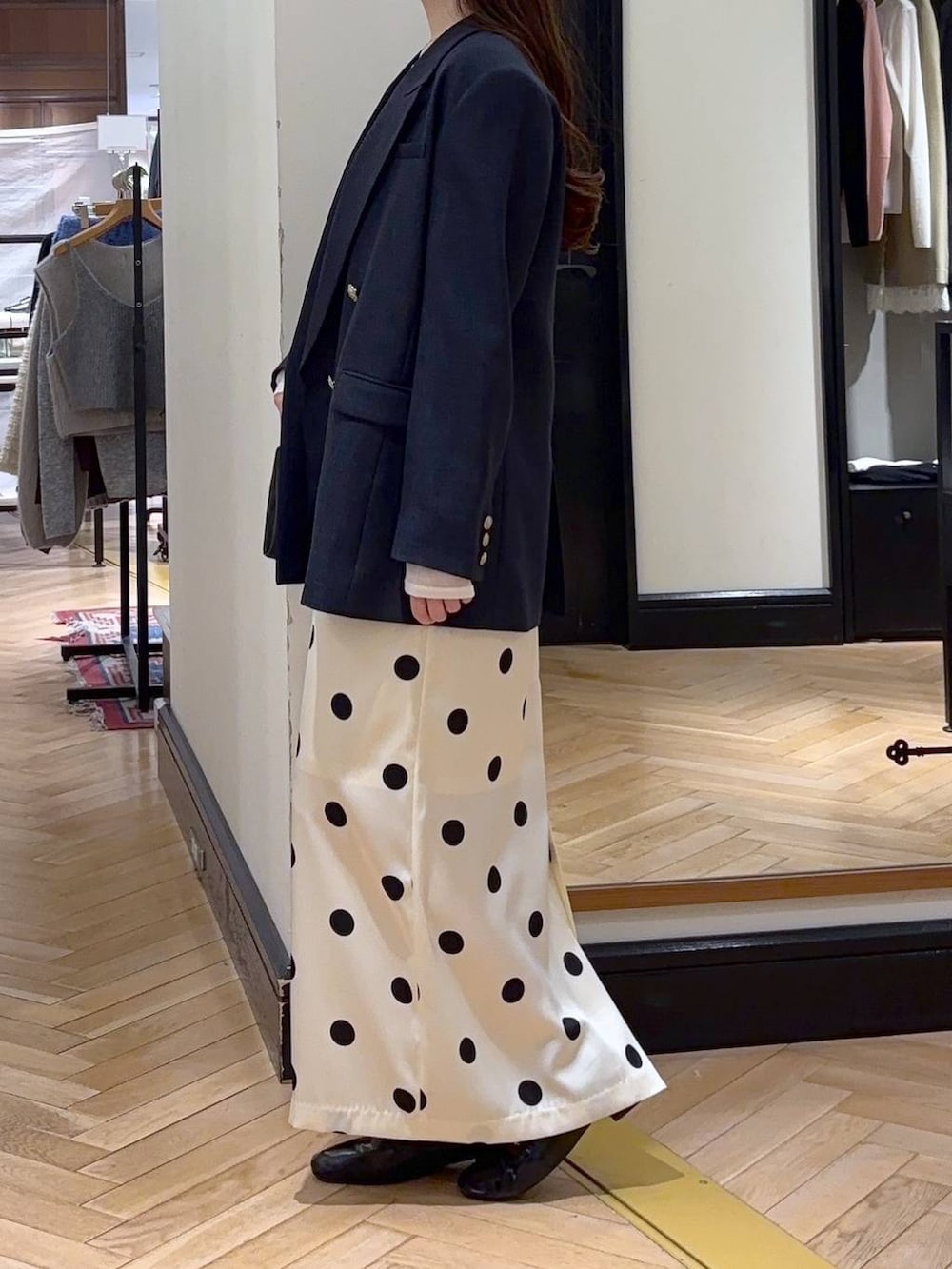 ブラック系のローファー、ブルー系のテーラードジャケット、ホワイト系のTシャツ/カットソーを着用したレディースの冬コーディネートの3枚目の写真