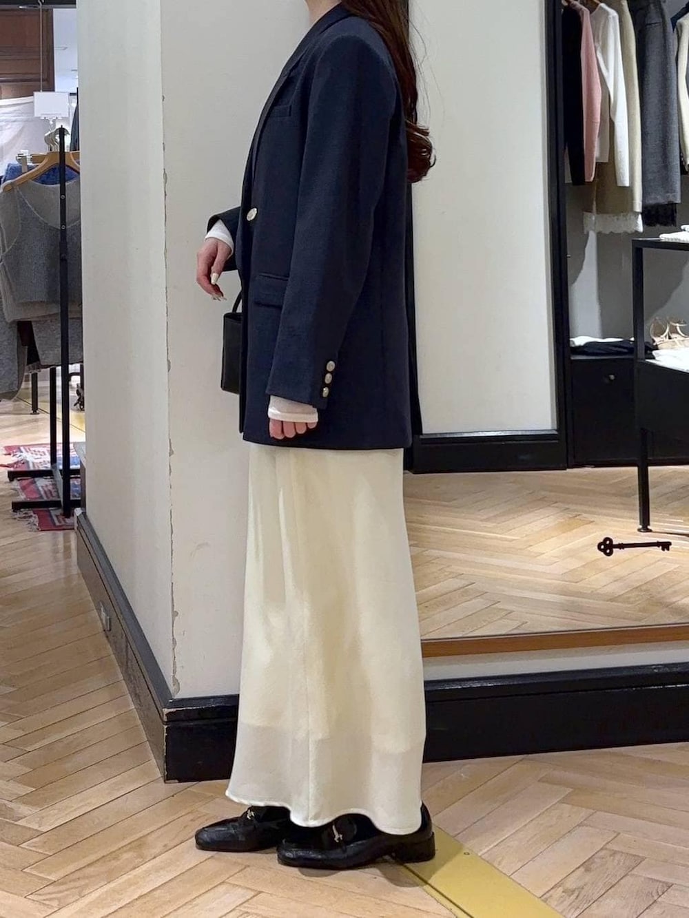 ブラック系のローファー、ブルー系のテーラードジャケット、ホワイト系のTシャツ/カットソーを着用したレディースの冬コーディネートの3枚目の写真