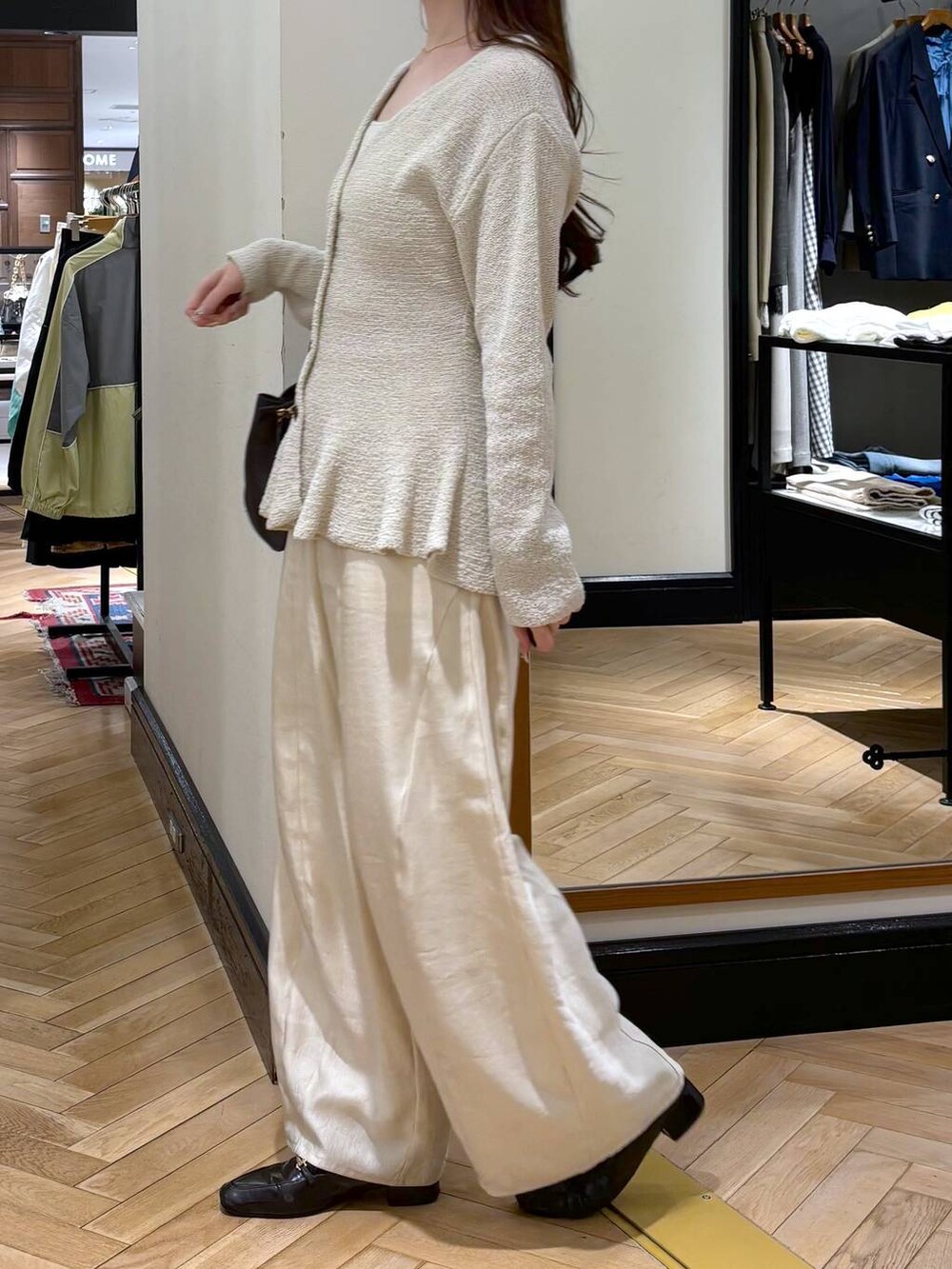 ブラック系のローファー、ホワイト系のその他パンツ、ブラウン系のショルダーバッグを着用したレディースの春コーディネートの3枚目の写真