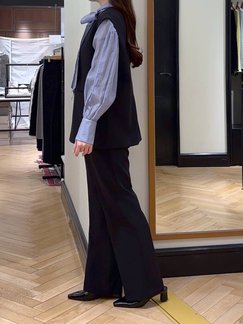 ブルー系のシャツ/ブラウス、ブルー系のスーツセット、ブラック系のその他シューズを着用したレディースの冬コーディネートの4枚目の写真