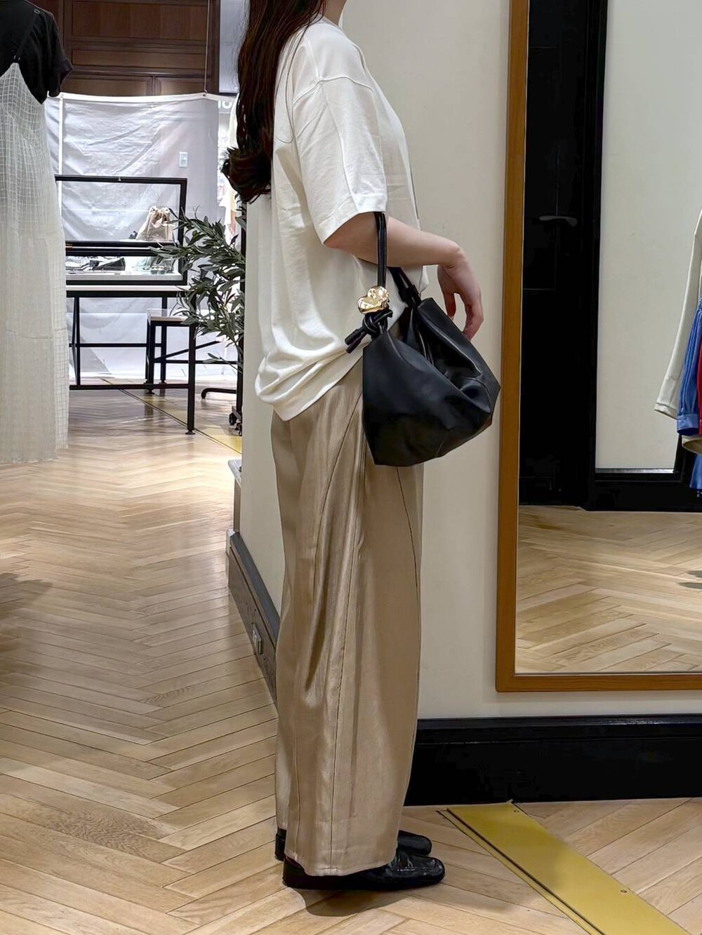 ブラック系のローファー、ベージュ系のその他パンツ、ブラック系のショルダーバッグを着用したレディースの春コーディネートの2枚目の写真