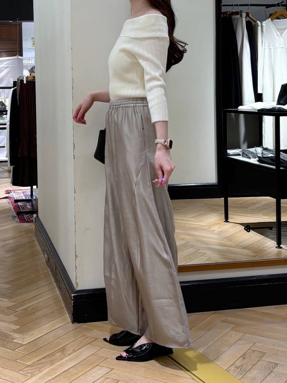 グレー系のその他パンツ、ブラック系のショルダーバッグ、ホワイト系のニット/セーターを着用したレディースの春コーディネートの3枚目の写真