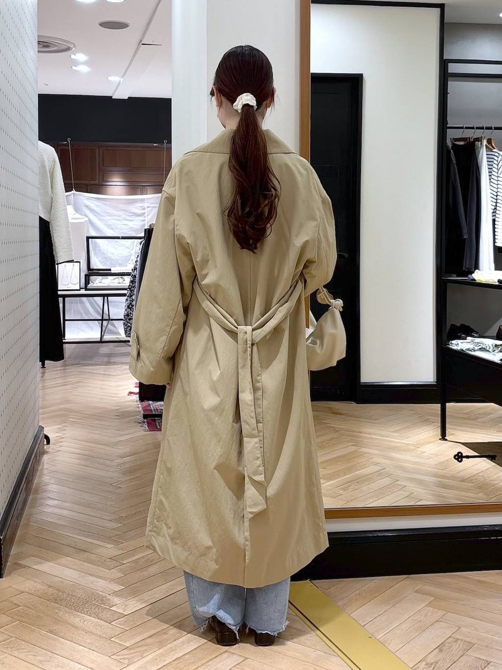 ブラック系のローファー、ブルー系のデニムパンツ、ベージュ系のその他アウターを着用したレディースの冬コーディネートの5枚目の写真