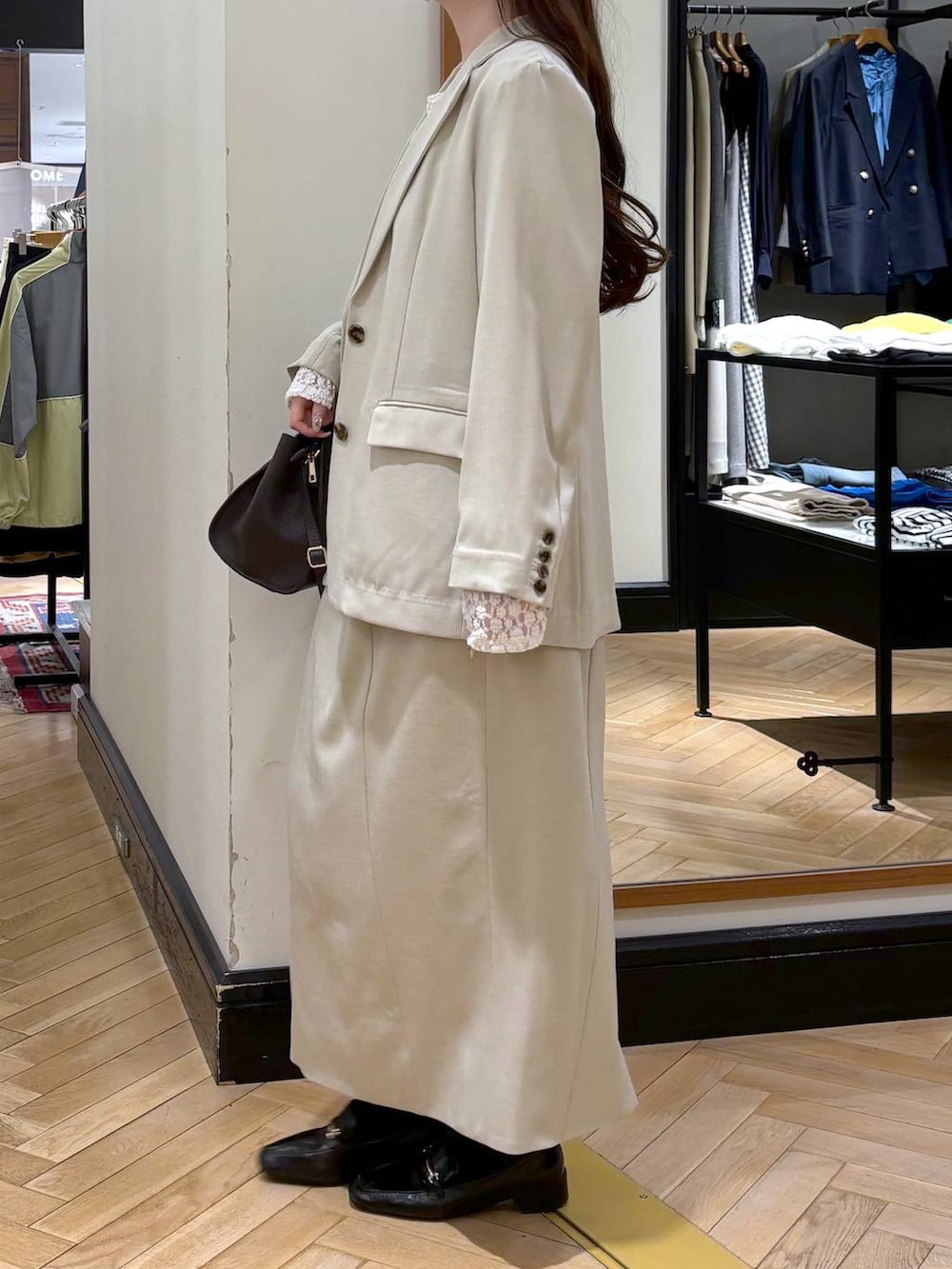 ブラック系のローファー、ホワイト系のTシャツ/カットソー、ベージュ系のノーカラージャケットを着用したレディースの春コーディネートの3枚目の写真