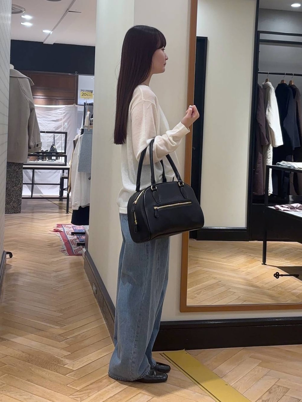 グレー系のその他アウター、ブラック系のローファー、ブルー系のデニムパンツを着用したレディースの秋コーディネートの6枚目の写真