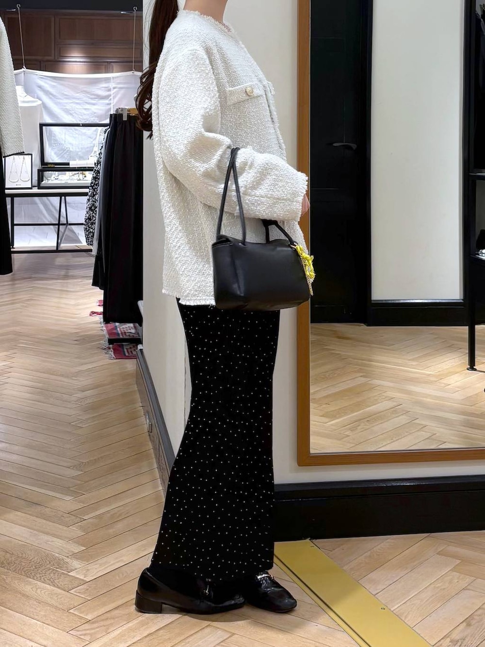 ブラック系のローファー、その他のスカート、ホワイト系のノーカラージャケットを着用したレディースの冬コーディネートの2枚目の写真