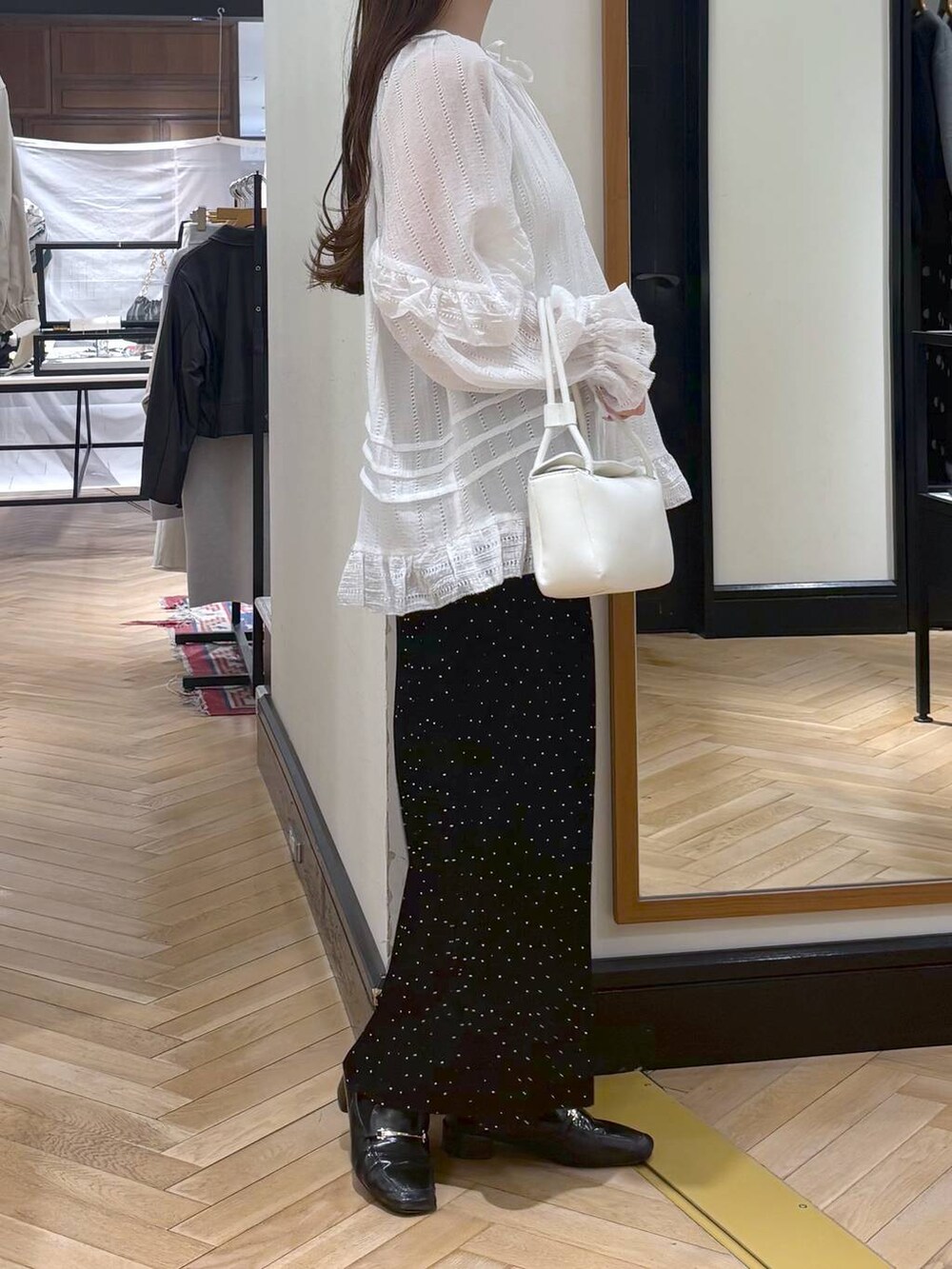 ブラック系のローファー、その他のスカート、ホワイト系のショルダーバッグを着用したレディースの春コーディネートの3枚目の写真