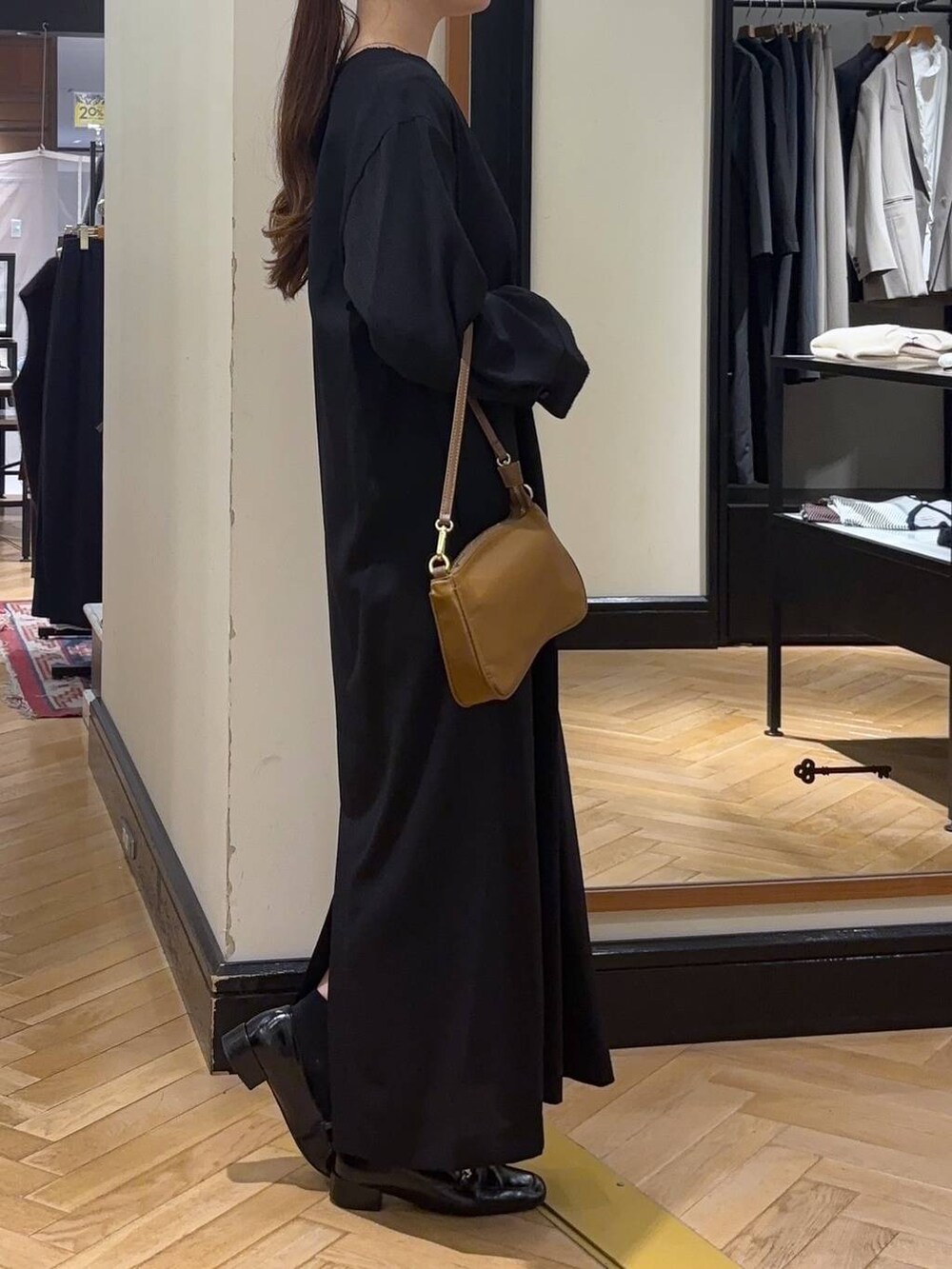 ブラック系のローファー、イエロー系のショルダーバッグ、ブラック系のTシャツ/カットソーを着用したレディースの秋コーディネートの3枚目の写真