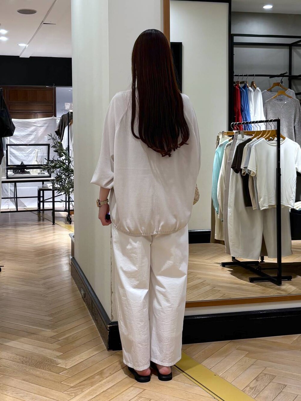 グレー系のカーディガン/ボレロ、ホワイト系のその他パンツ、ブラック系のサンダルを着用したレディースの春コーディネートの4枚目の写真