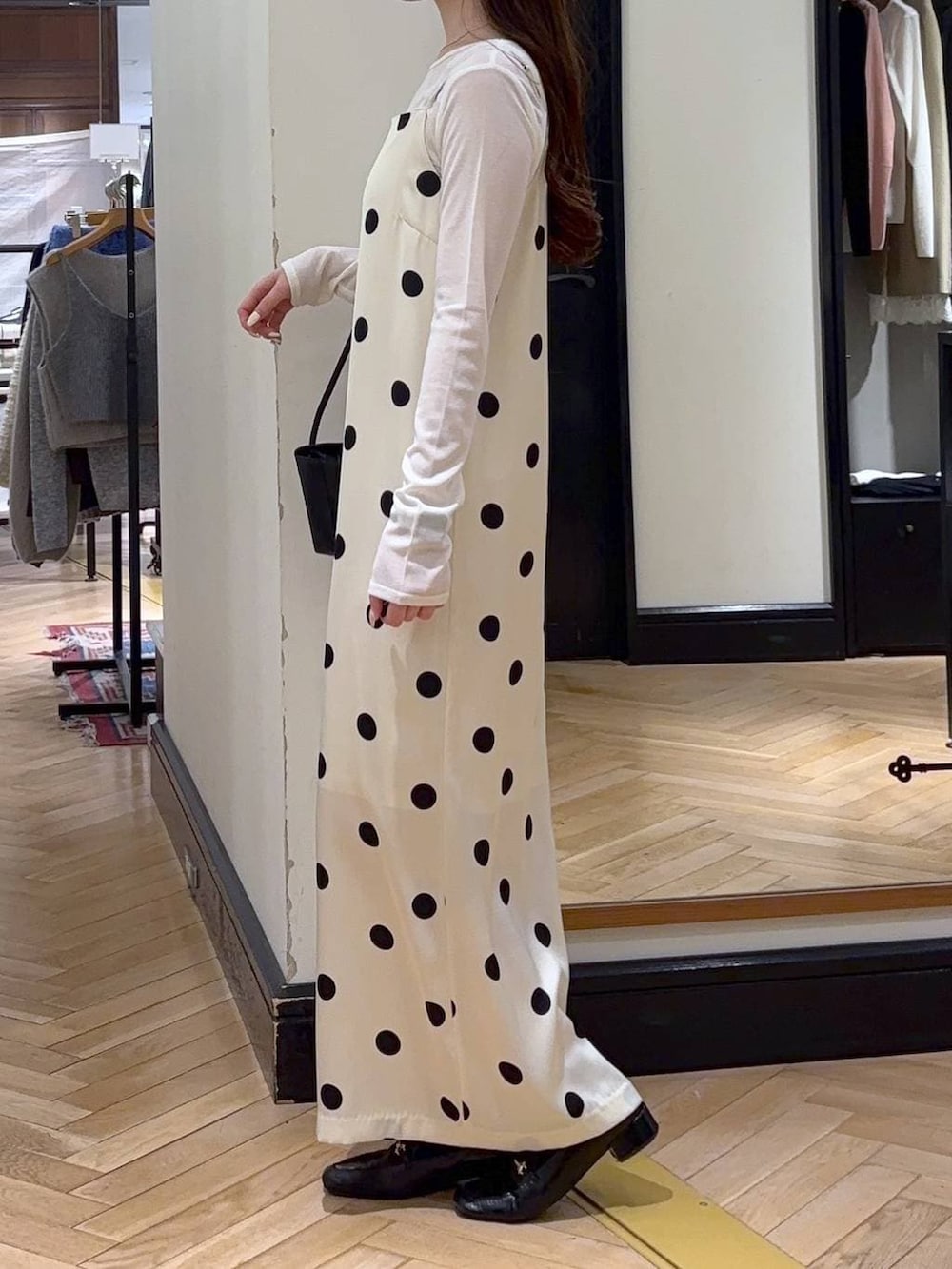 ブラック系のローファー、ホワイト系のTシャツ/カットソー、ブラック系のショルダーバッグを着用したレディースの冬コーディネートの3枚目の写真