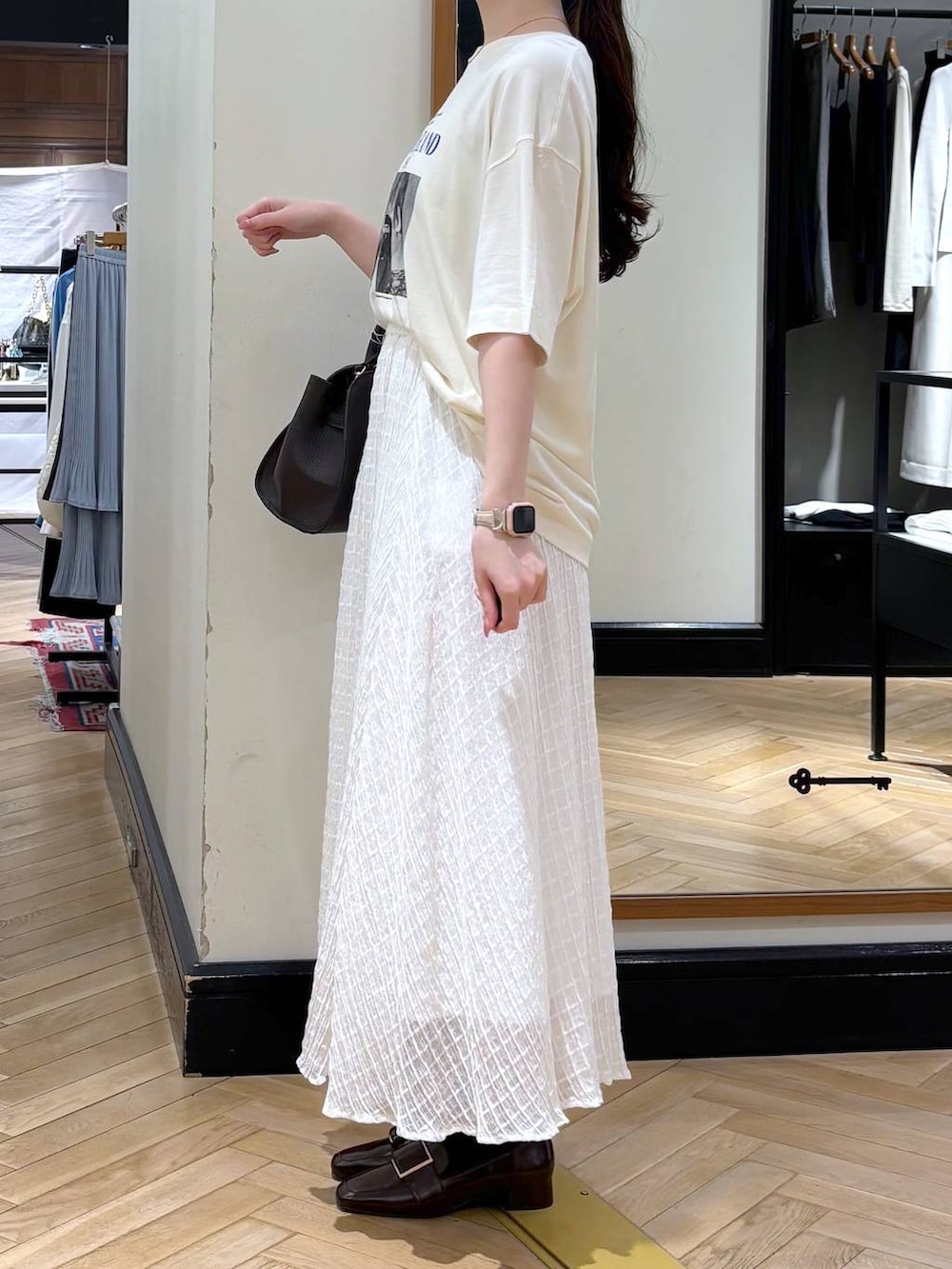 ブラウン系のローファー、ブラック系のショルダーバッグ、ブルー系のTシャツ/カットソーを着用したレディースの春コーディネートの3枚目の写真