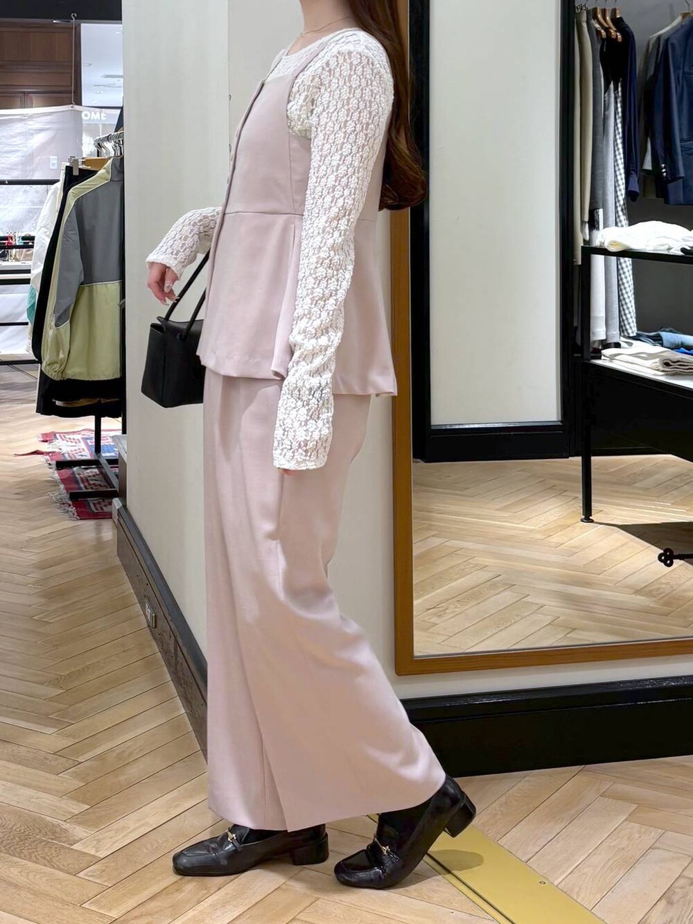 ブラック系のローファー、ホワイト系のTシャツ/カットソー、ピンク系のベストを着用したレディースの春コーディネートの3枚目の写真