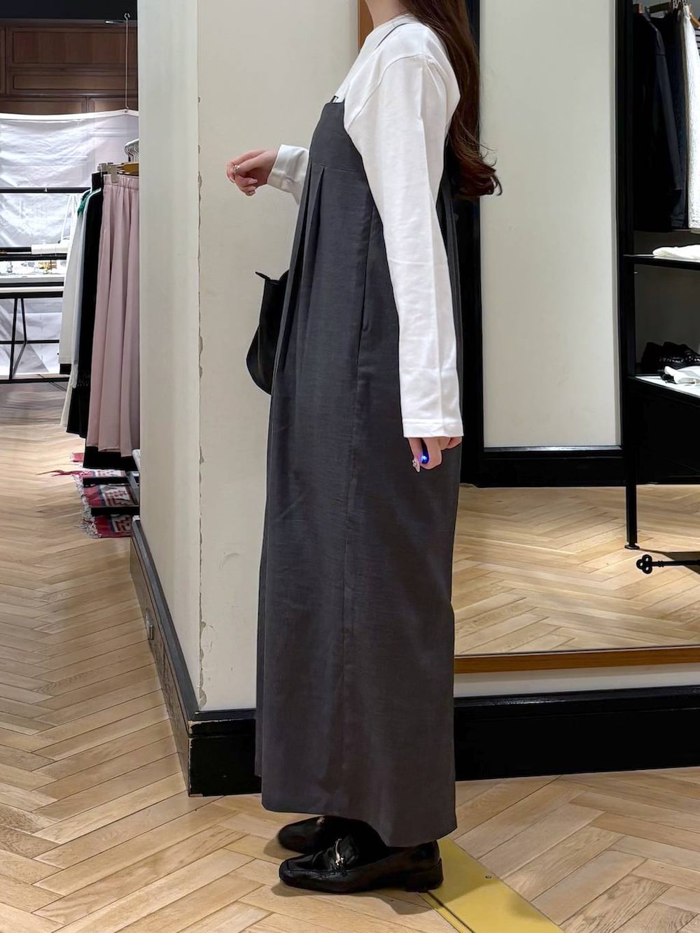 ブラック系のローファー、ブラック系のショルダーバッグ、グレー系のワンピースを着用したレディースの春コーディネートの3枚目の写真