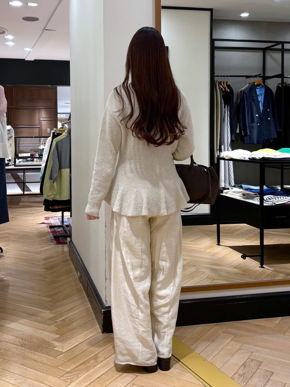 ブラック系のローファー、ホワイト系のその他パンツ、ブラウン系のショルダーバッグを着用したレディースの春コーディネートの4枚目の写真