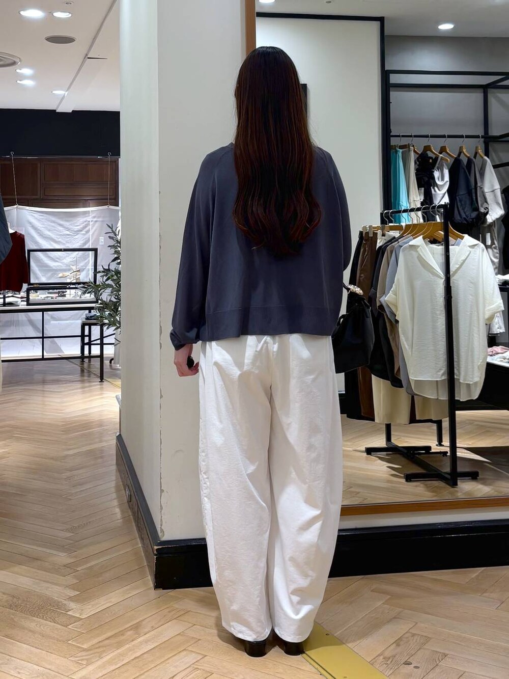 ブラック系のショルダーバッグ、グレー系のニット/セーター、ブラック系のパンプスを着用したレディースの夏コーディネートの4枚目の写真