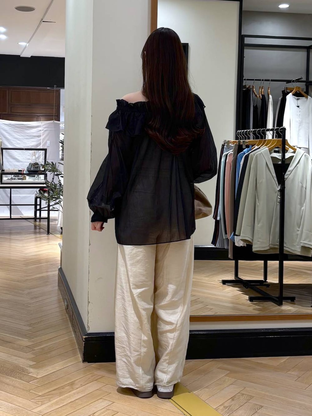 ホワイト系のその他パンツ、ベージュ系のショルダーバッグ、ブラック系のシャツ/ブラウスを着用したレディースの春コーディネートの4枚目の写真