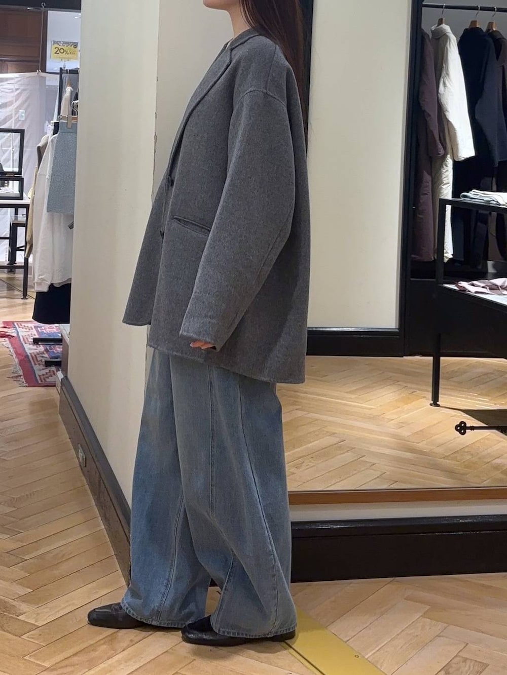 グレー系のその他アウター、ブラック系のローファー、ブルー系のデニムパンツを着用したレディースの秋コーディネートの3枚目の写真