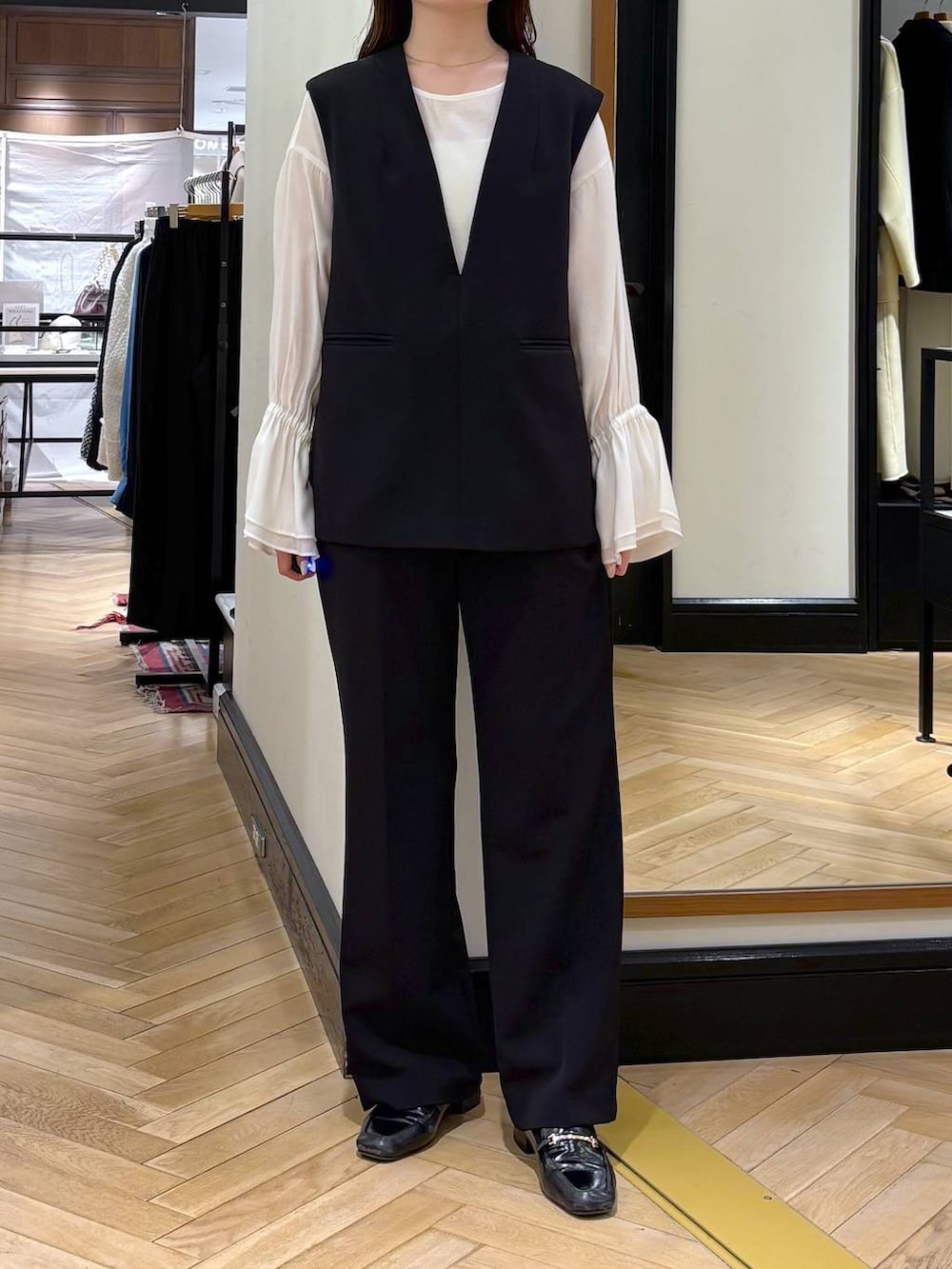 ブラック系のローファー、ホワイト系のシャツ/ブラウス、ブラック系のスーツセットを着用したレディースの冬コーディネートの2枚目の写真