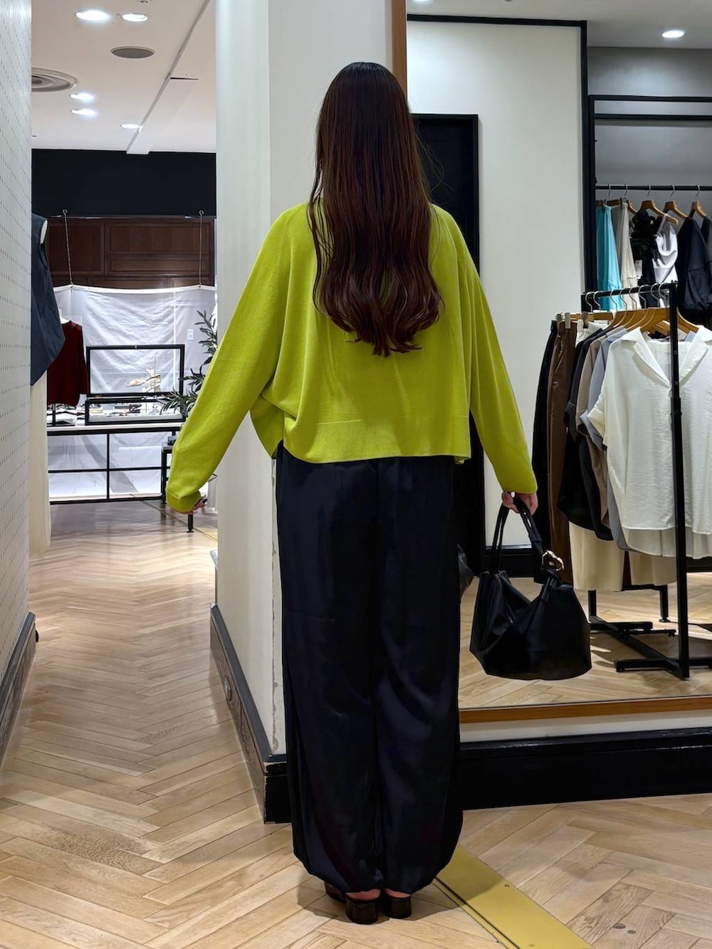 ブラック系のショルダーバッグ、グレー系のニット/セーター、ブラック系のパンプスを着用したレディースの夏コーディネートの4枚目の写真