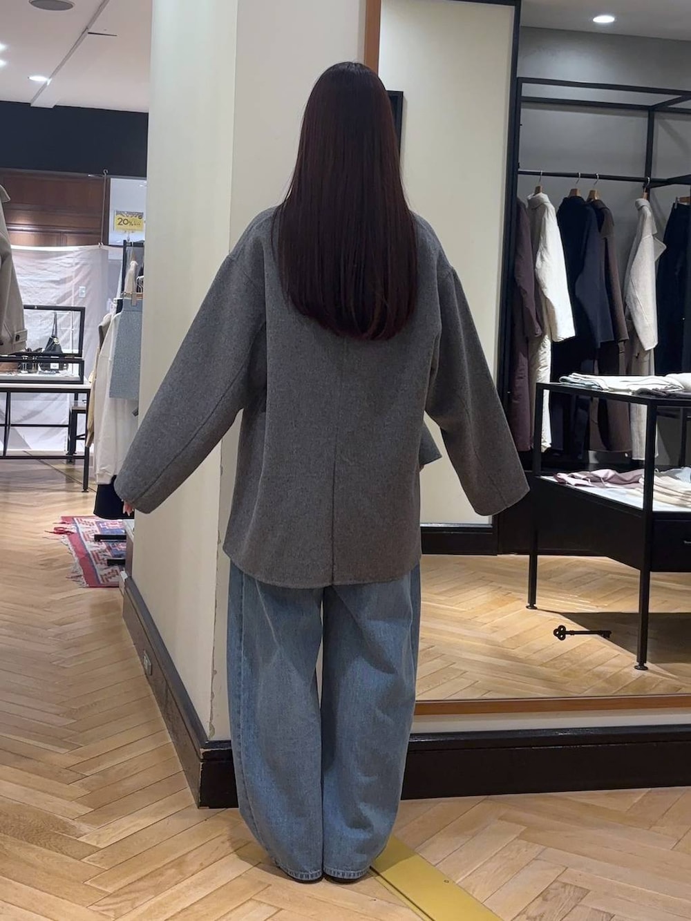 グレー系のその他アウター、ブラック系のローファー、ブルー系のデニムパンツを着用したレディースの秋コーディネートの4枚目の写真