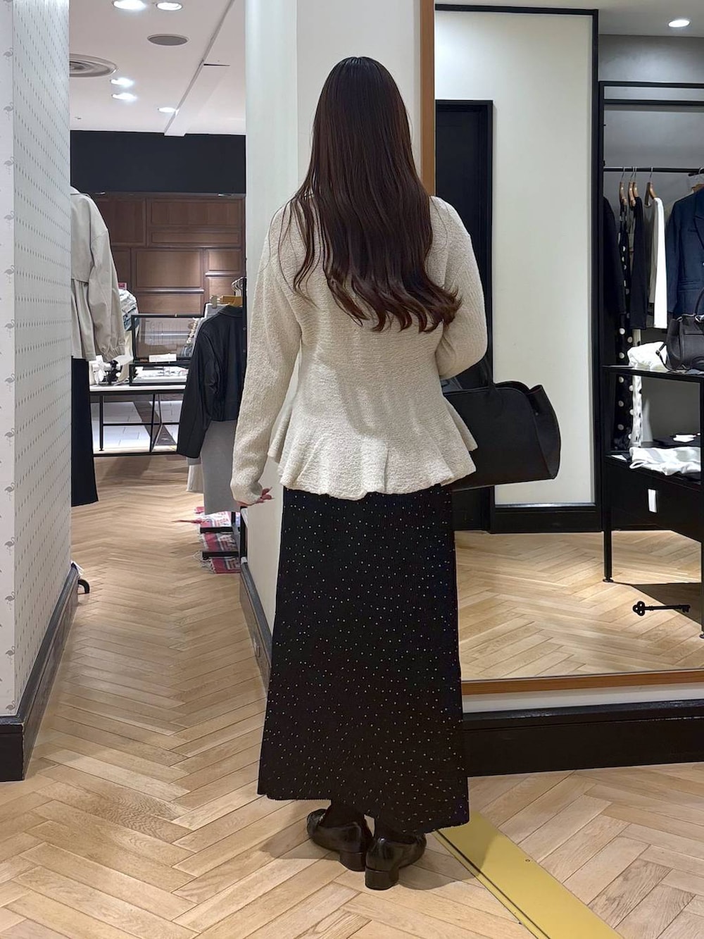 ブラック系のローファー、その他のスカート、ホワイト系のカーディガン/ボレロを着用したレディースの春コーディネートの5枚目の写真