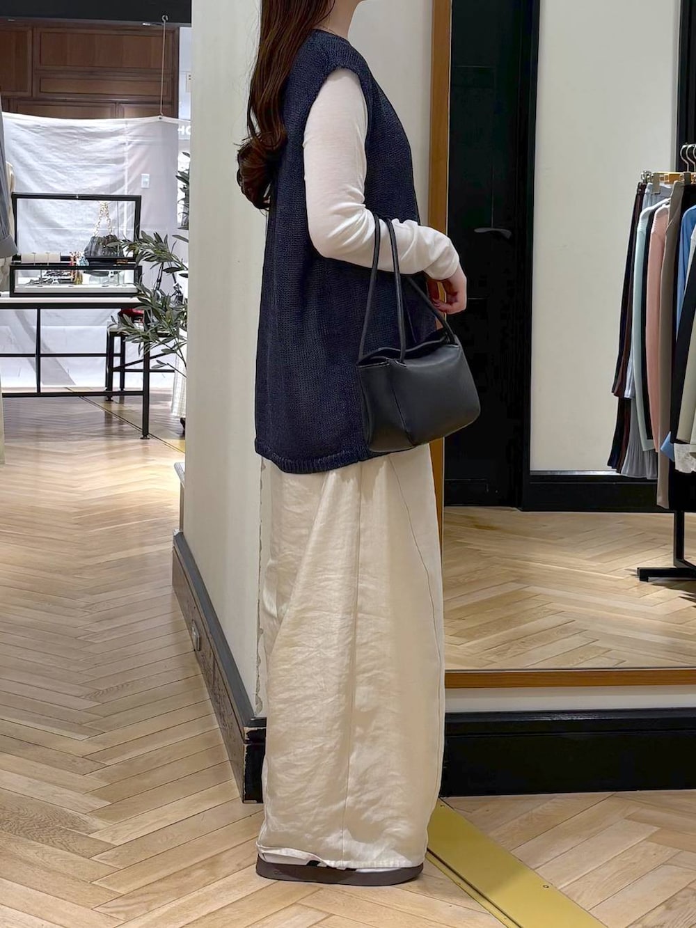 ブルー系のニット/セーター、ホワイト系のその他パンツ、ホワイト系のTシャツ/カットソーを着用したレディースの春コーディネートの2枚目の写真