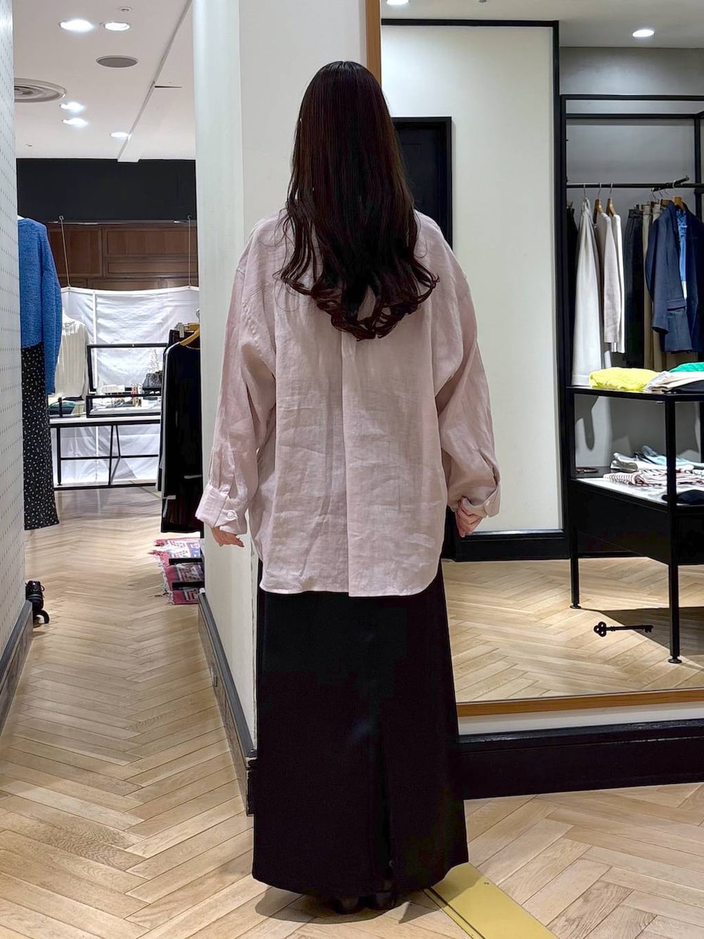 ブラック系のローファー、ピンク系のシャツ/ブラウス、ブラック系のショルダーバッグを着用したレディースの春コーディネートの4枚目の写真