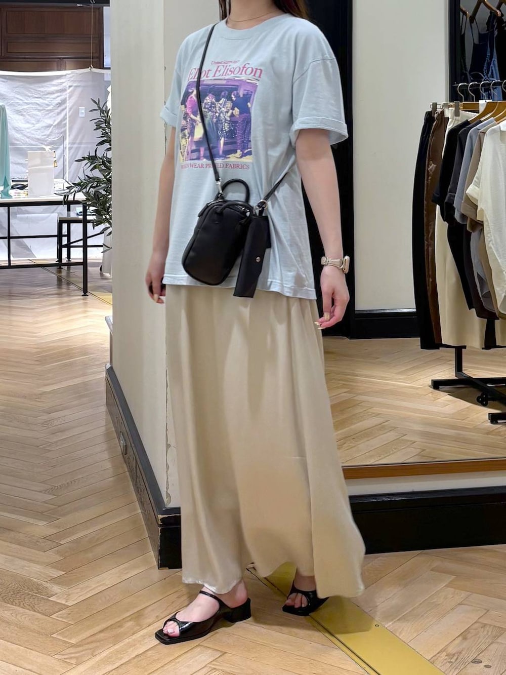 ホワイト系のスカート、ブルー系のTシャツ/カットソー、ブラック系のパンプスを着用したレディースの夏コーディネートの3枚目の写真