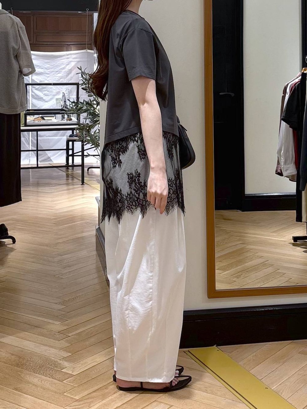 ホワイト系のその他パンツ、ブラック系のショルダーバッグ、グレー系のTシャツ/カットソーを着用したレディースの春コーディネートの2枚目の写真