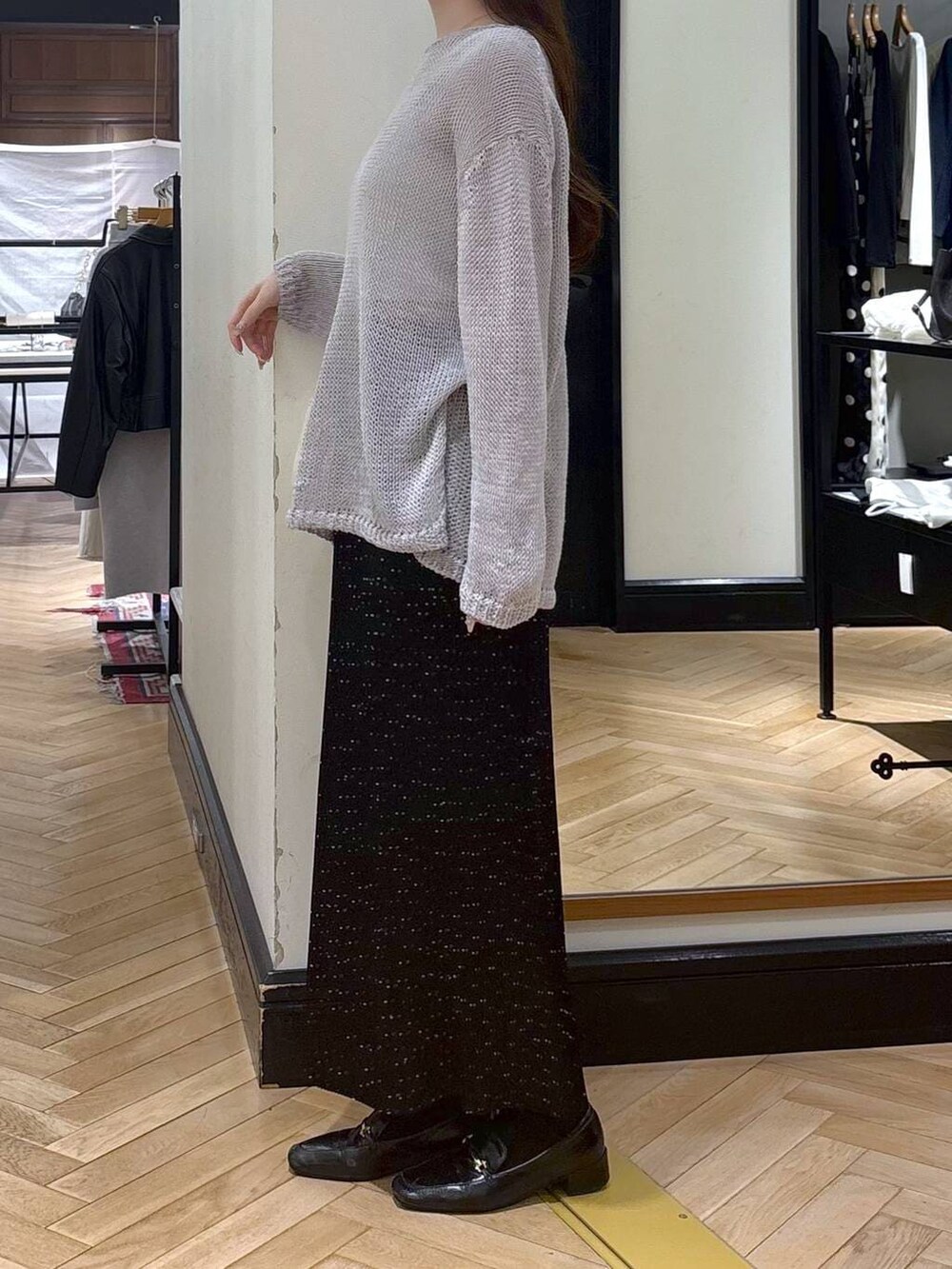 ブラック系のローファー、その他のスカート、ホワイト系のショルダーバッグを着用したレディースの春コーディネートの3枚目の写真