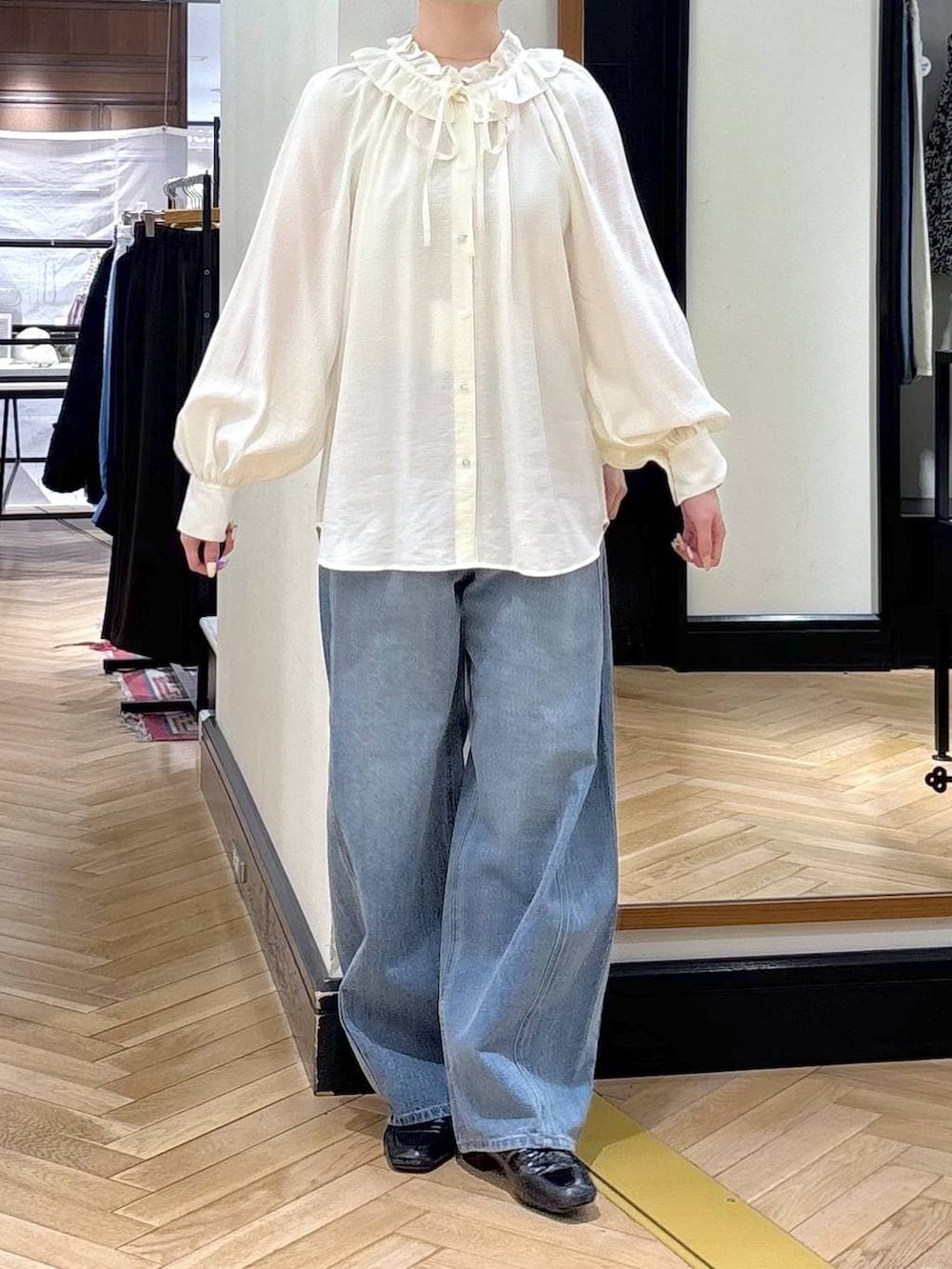 ブルー系のデニムパンツ、ブラック系のローファー、ホワイト系のカーディガン/ボレロを着用したレディースの冬コーディネートの5枚目の写真