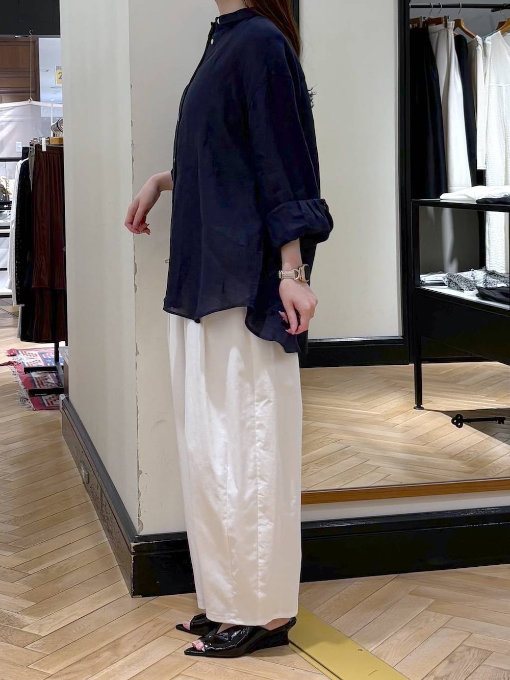 ブルー系のシャツ/ブラウス、ブラック系のサンダルを着用したレディースの春コーディネートの3枚目の写真