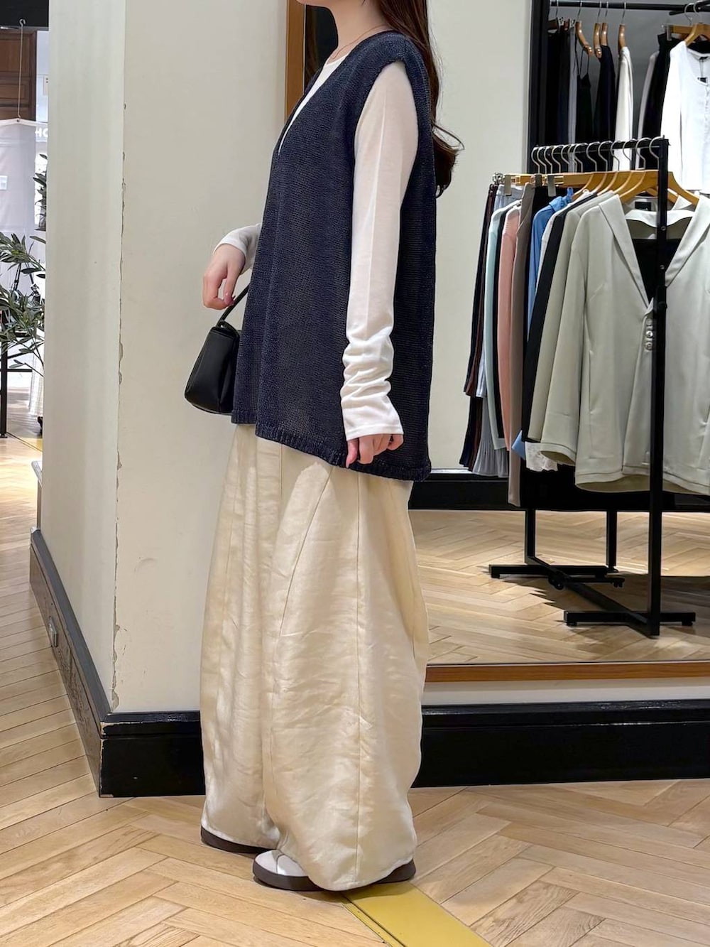 ブルー系のニット/セーター、ホワイト系のその他パンツ、ホワイト系のTシャツ/カットソーを着用したレディースの春コーディネートの3枚目の写真