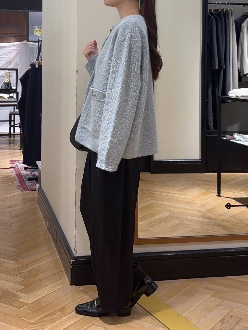 ブラック系のローファー、ブルー系のカーディガン/ボレロ、ブラック系のスラックスを着用したレディースの秋コーディネートの5枚目の写真