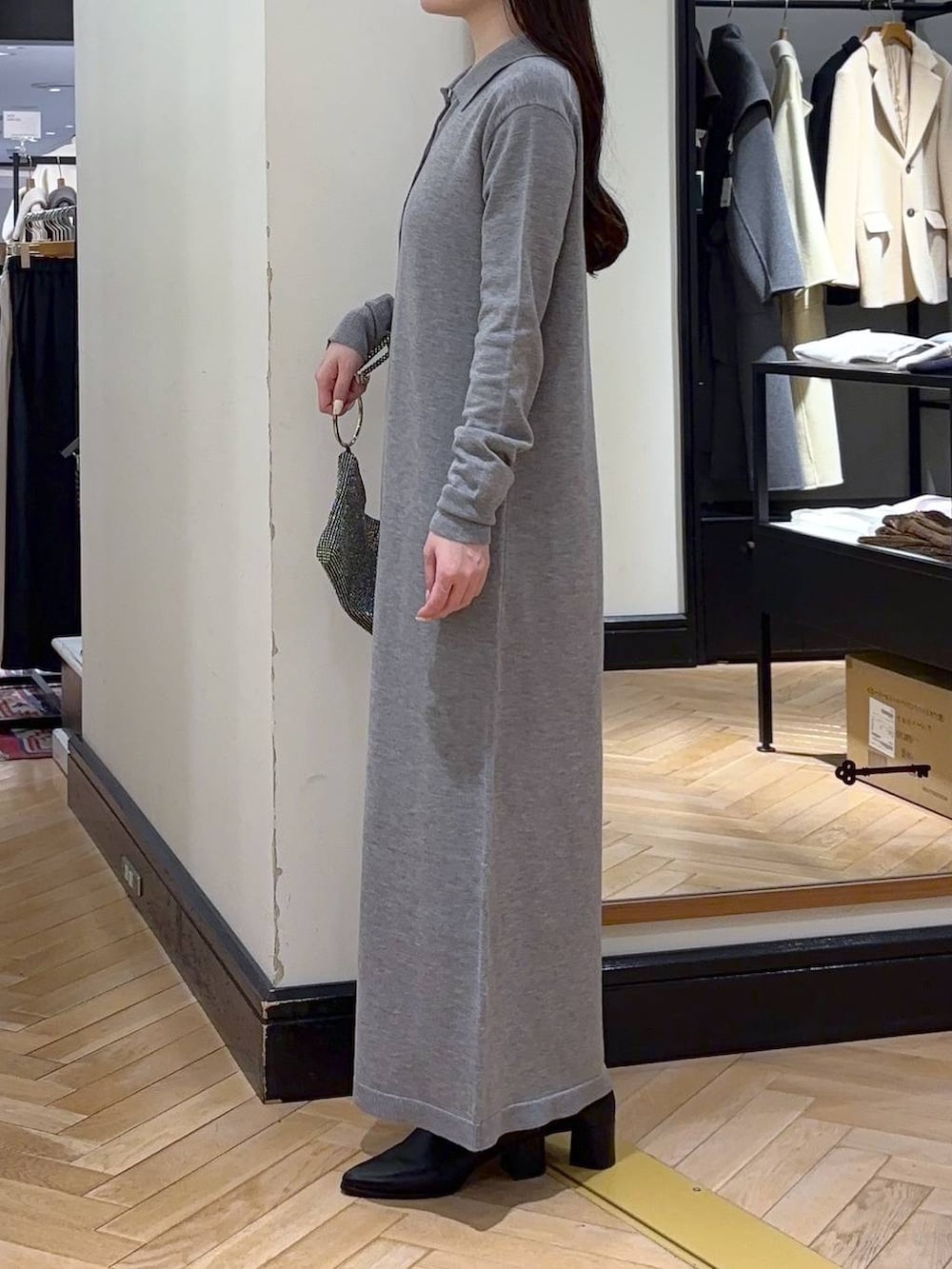 ブラック系のブーツ、グレー系のワンピース、シルバー系のショルダーバッグを着用したレディースの冬コーディネートの3枚目の写真