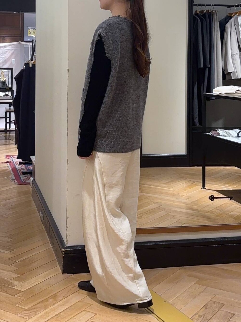 グレー系のベスト、ブラック系のローファー、ブラック系のTシャツ/カットソーを着用したレディースの秋コーディネートの6枚目の写真