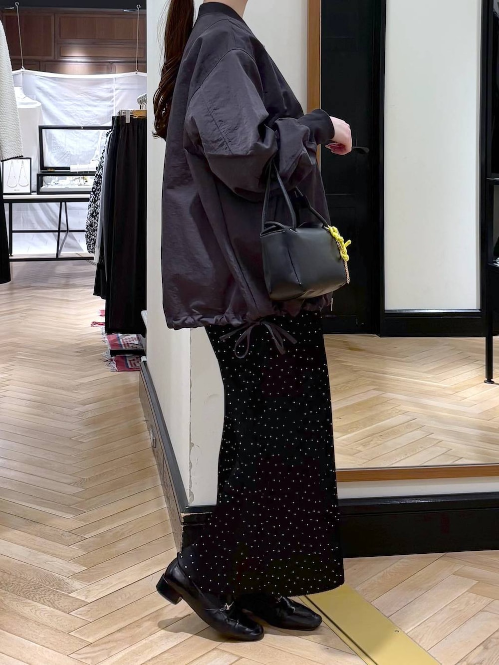 ブラック系のローファー、グレー系のMA-1、その他のスカートを着用したレディースの冬コーディネートの2枚目の写真