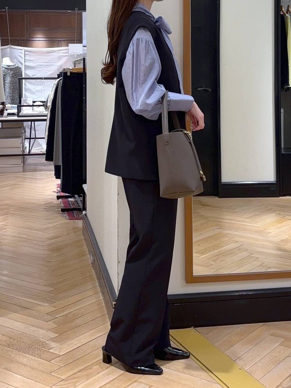 ブルー系のシャツ/ブラウス、ブルー系のスーツセット、ブラック系のその他シューズを着用したレディースの冬コーディネートの2枚目の写真