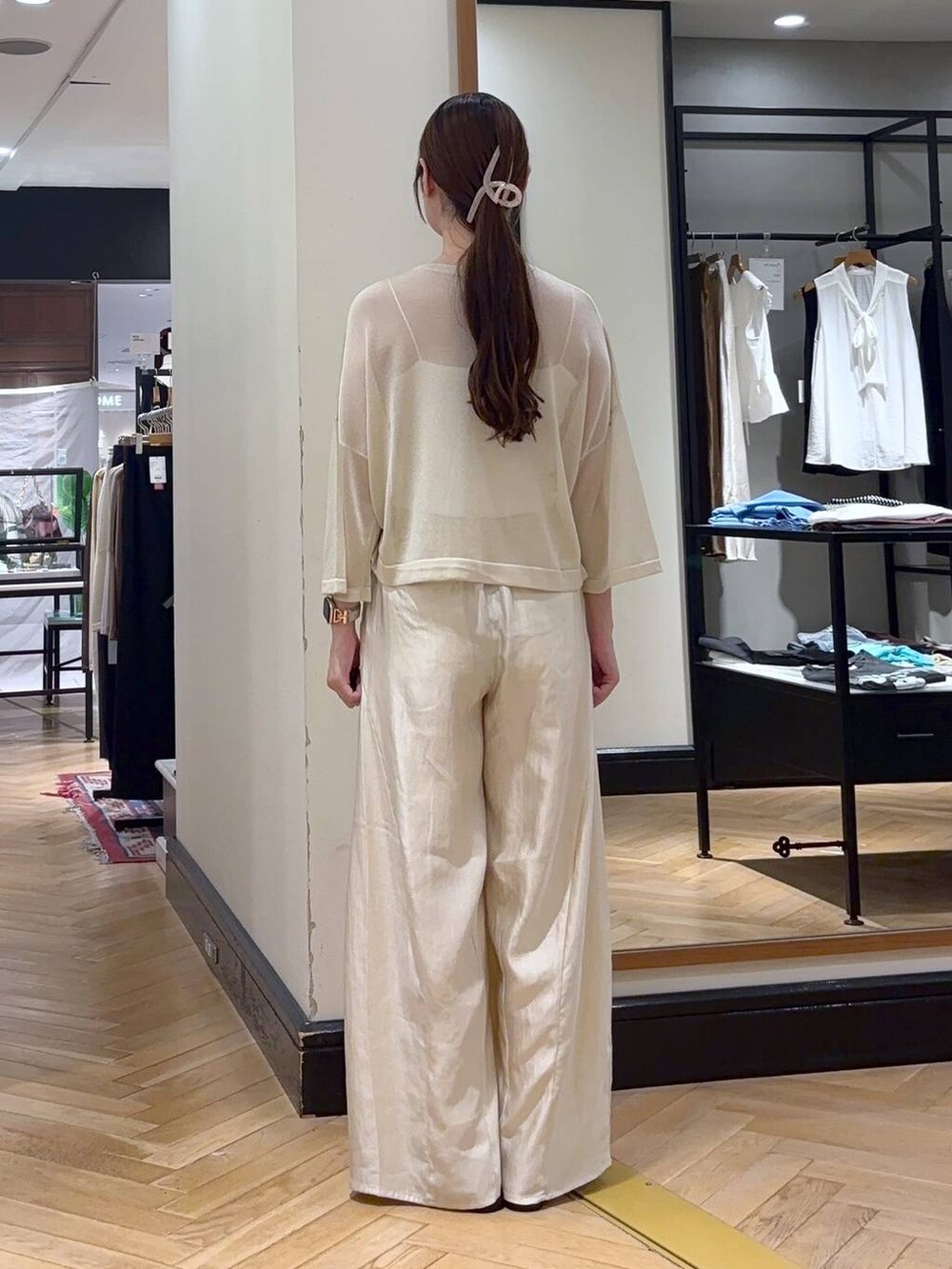 ホワイト系のキャミソール、ブラック系のサンダル、ホワイト系のその他パンツを着用したレディースの夏コーディネートの3枚目の写真